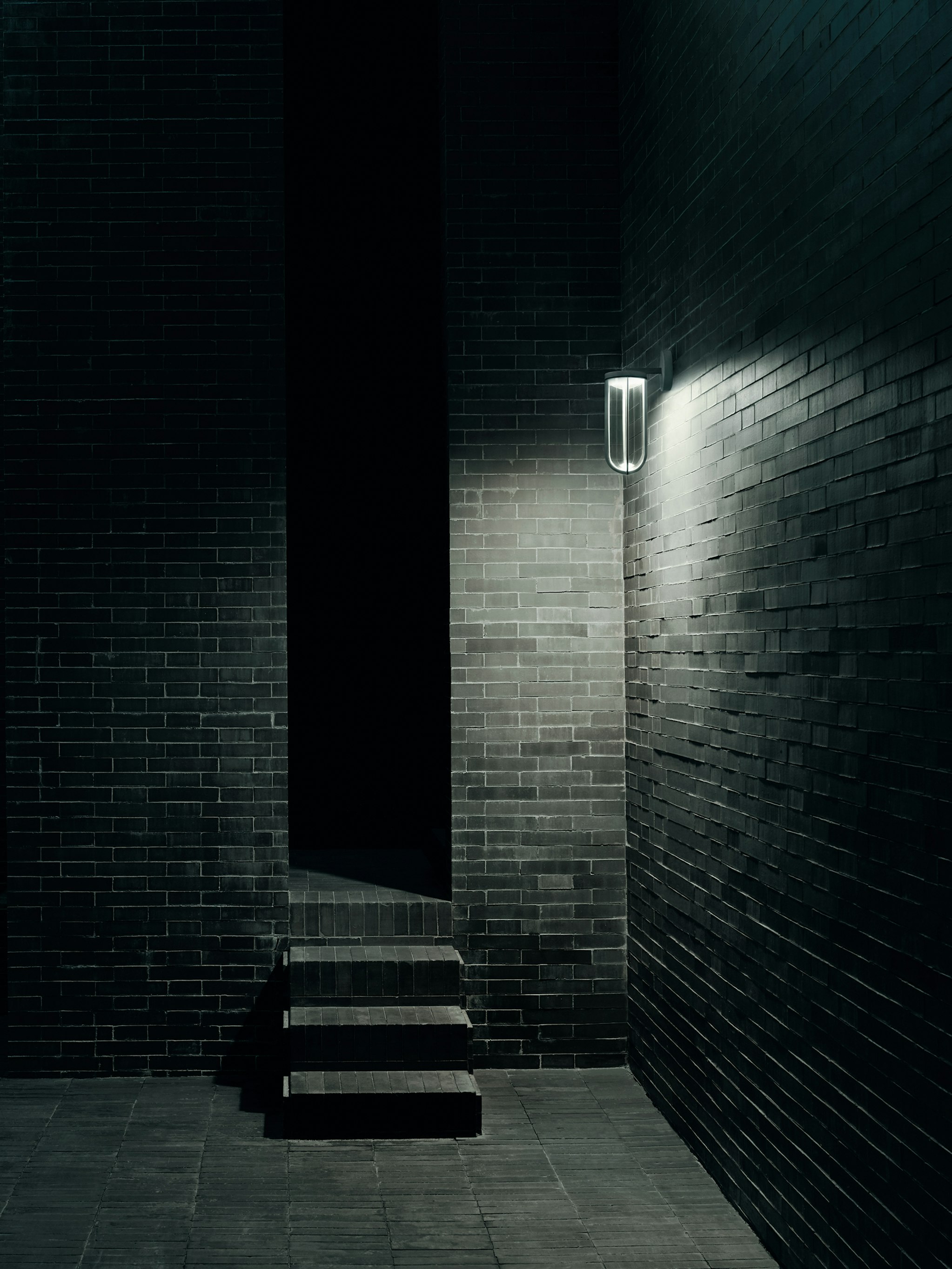 P_Md_F-In-Vitro-Wall-Flos-Outdoor-highlight.jpg
