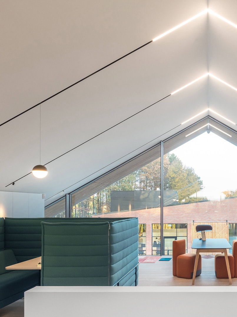 P_Md_F-The-Running-Magnet-String-Light-Sphere-Flos-Architectural-highlight.jpg