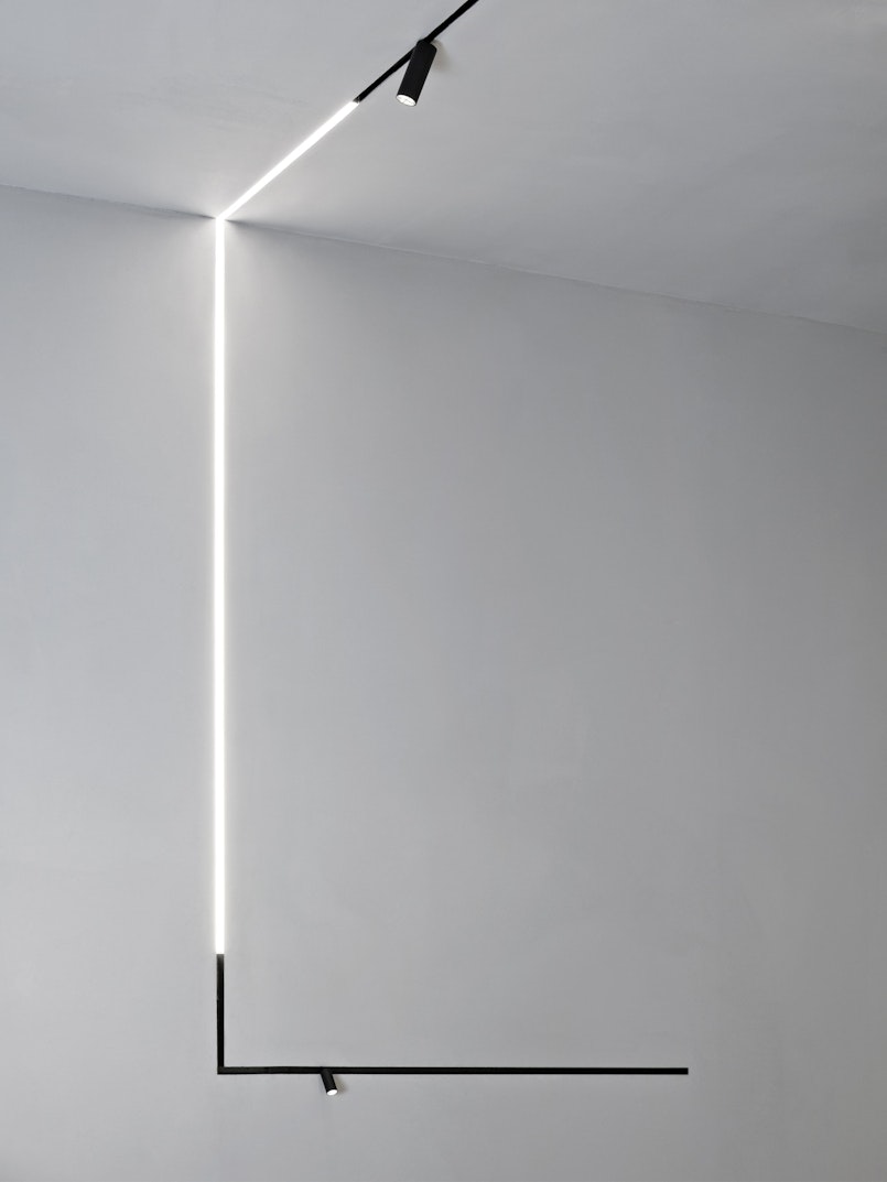 P_Md_F-The-Tracking-Magnet-Light-Stripe-Flos-Architectural-highlight.jpg