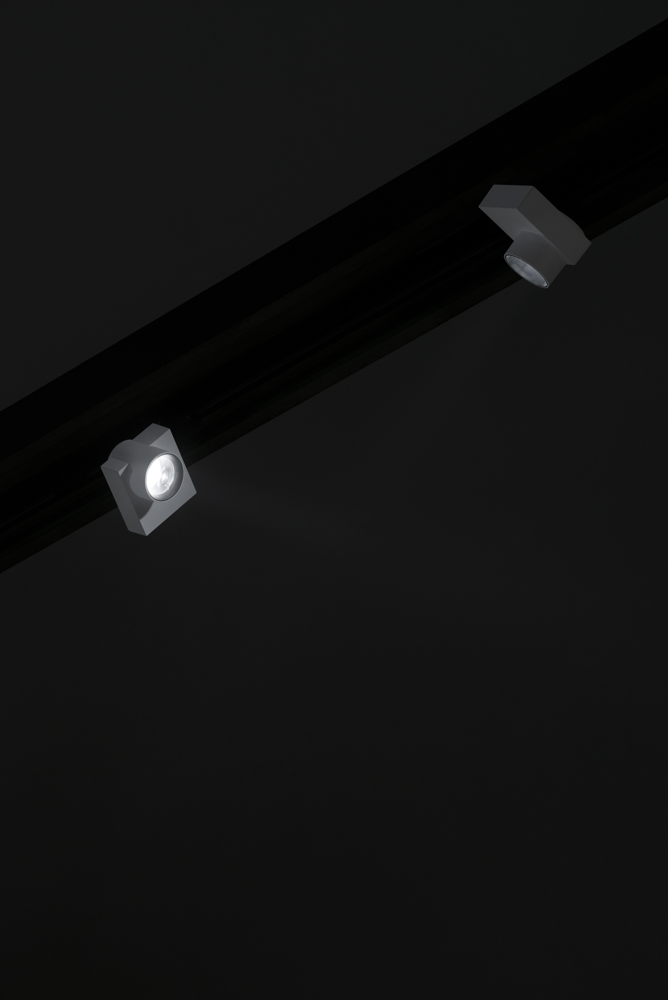 Projects-Flos-Realismo-magico-Milan-flos-11