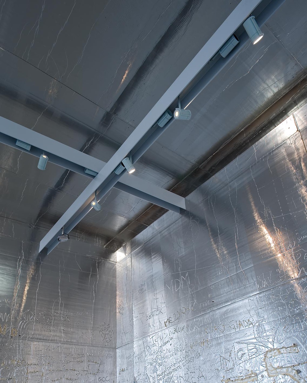 museums-palazzo-grassi-venezia-flos-09-1136x1418