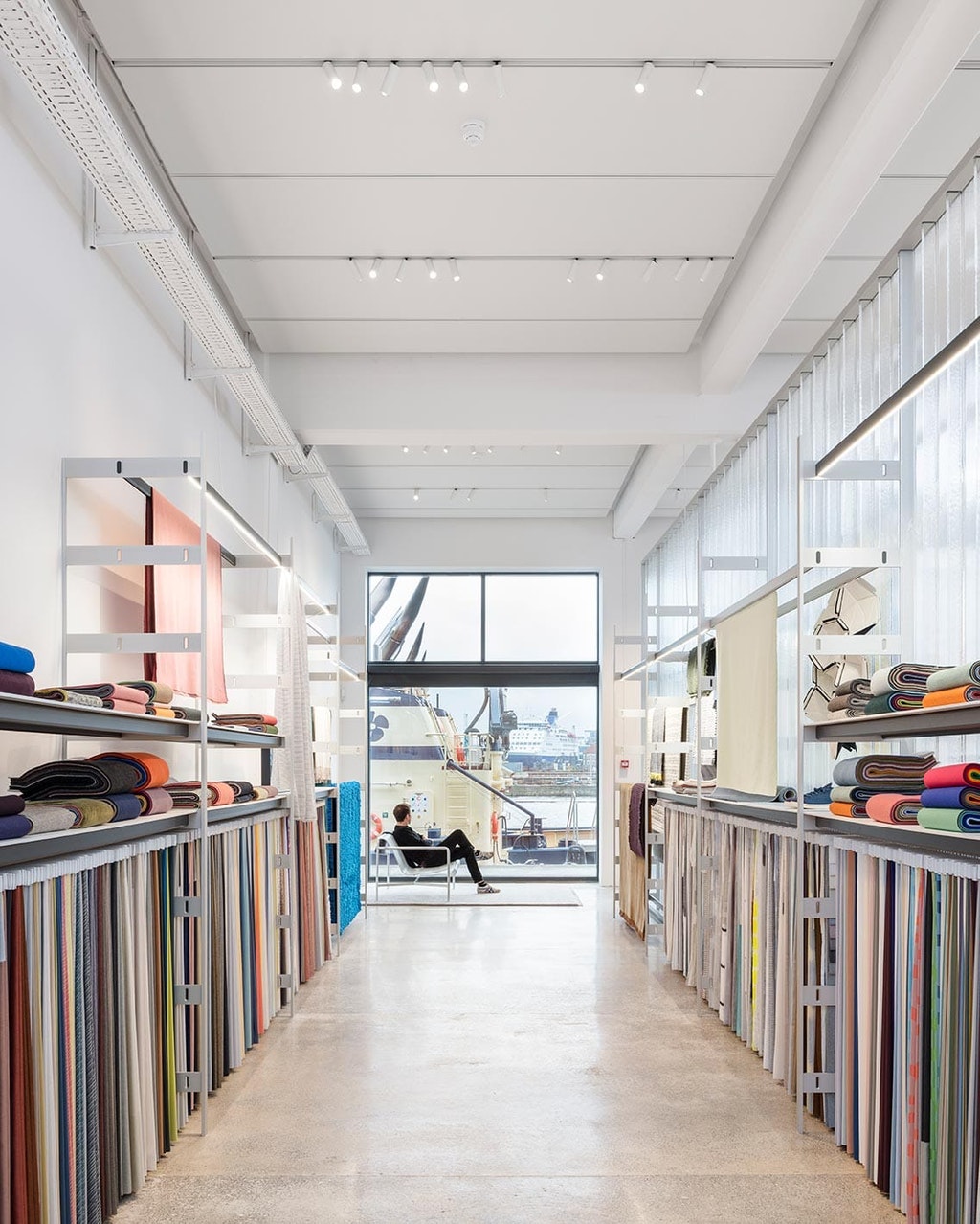 retail-kvadrat-showroom-copenaghen-flos-main-08-1136x1418