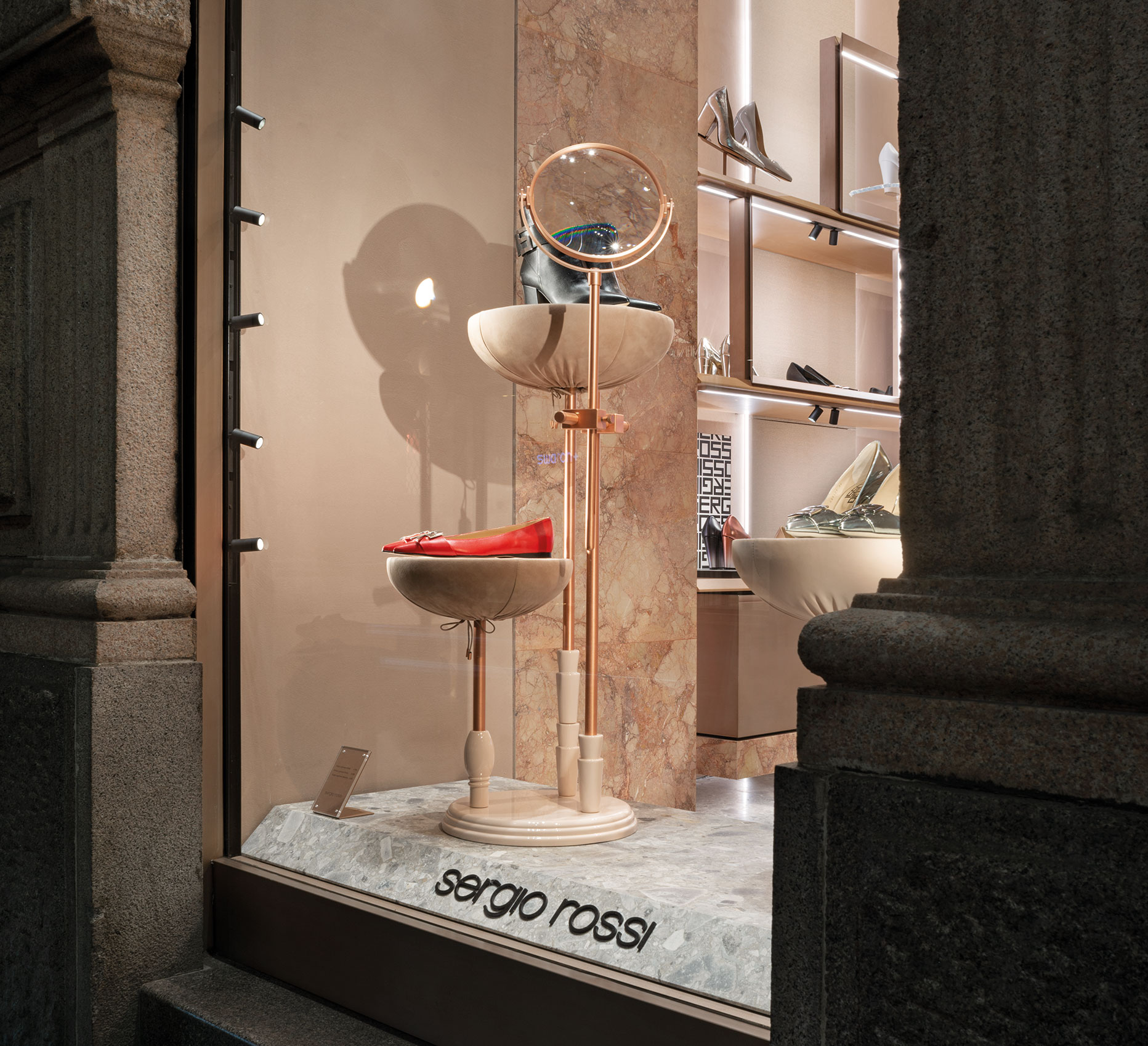 retail-sergio-rossi-flos-01