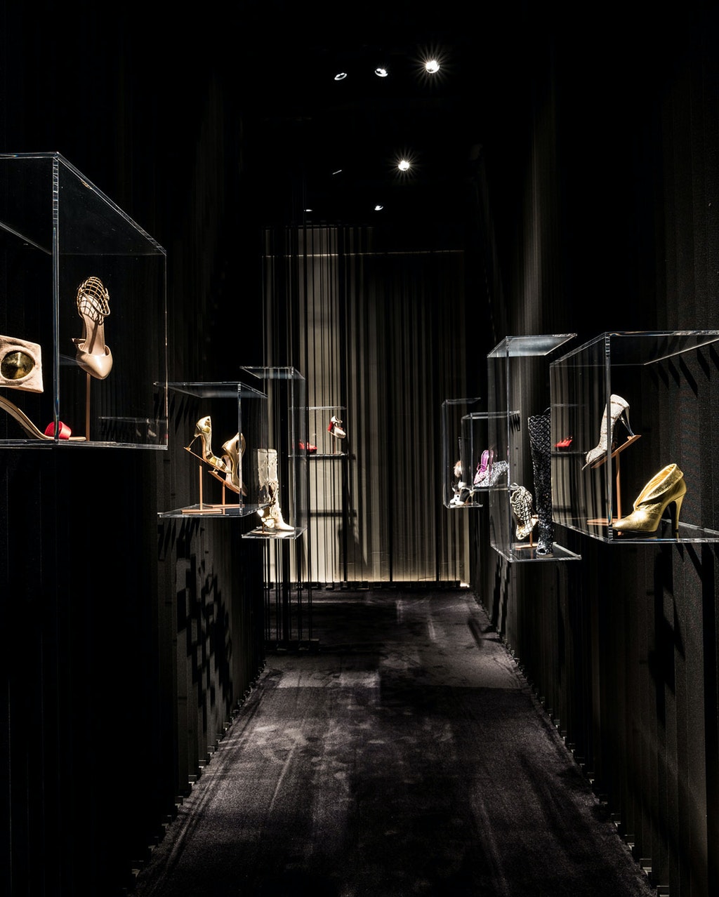 retail-sergio-rossi-flos-08