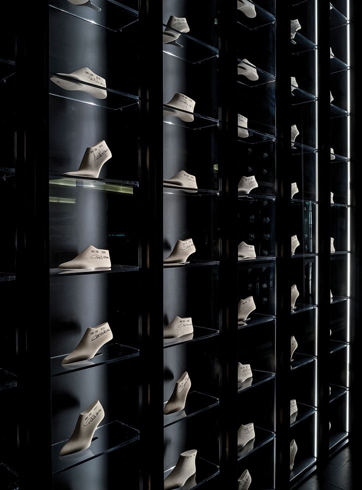 retail-sergio-rossi-flos-13