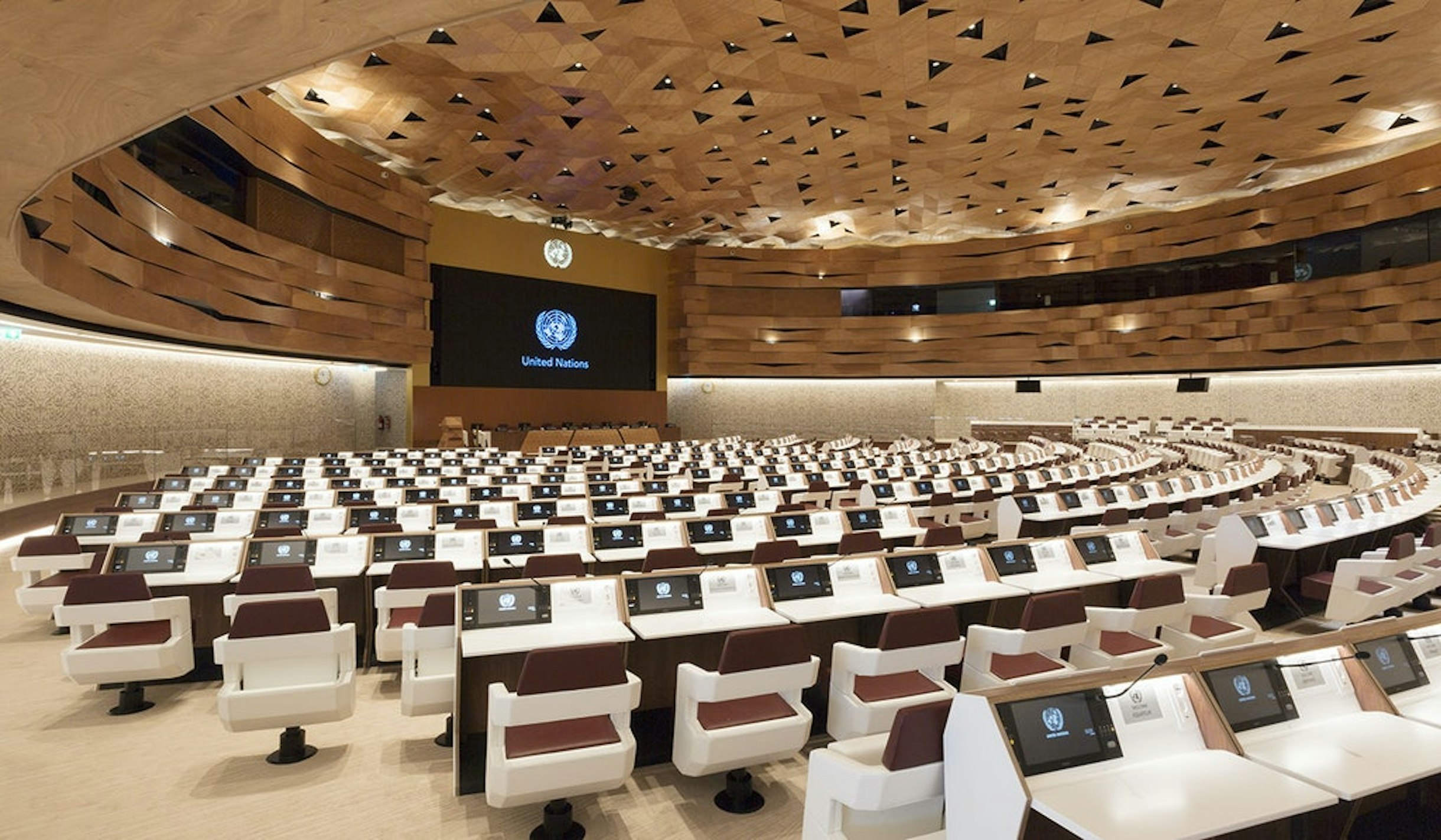 special-united-nation-conference-room-flos-03