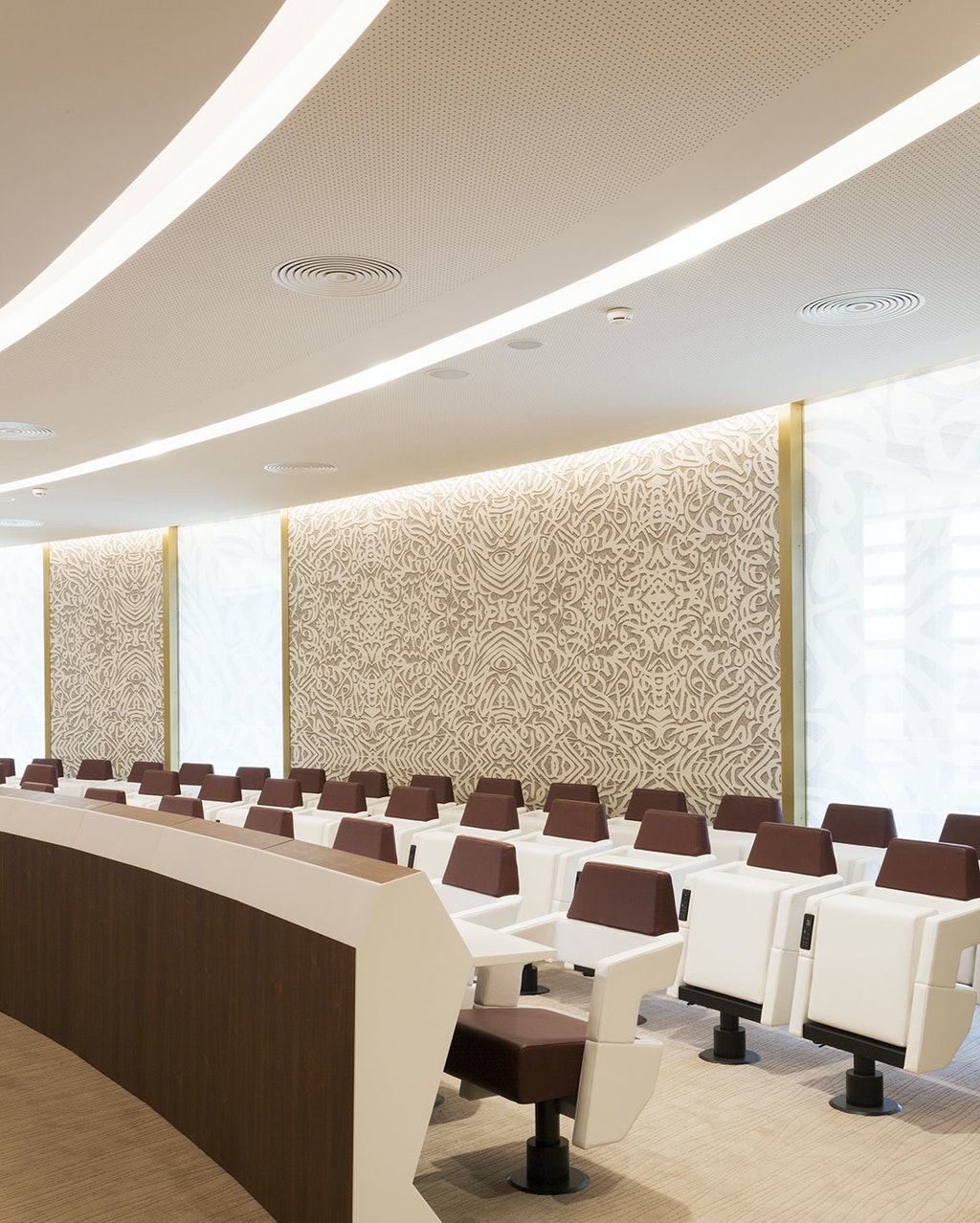 special-united-nation-conference-room-flos-08