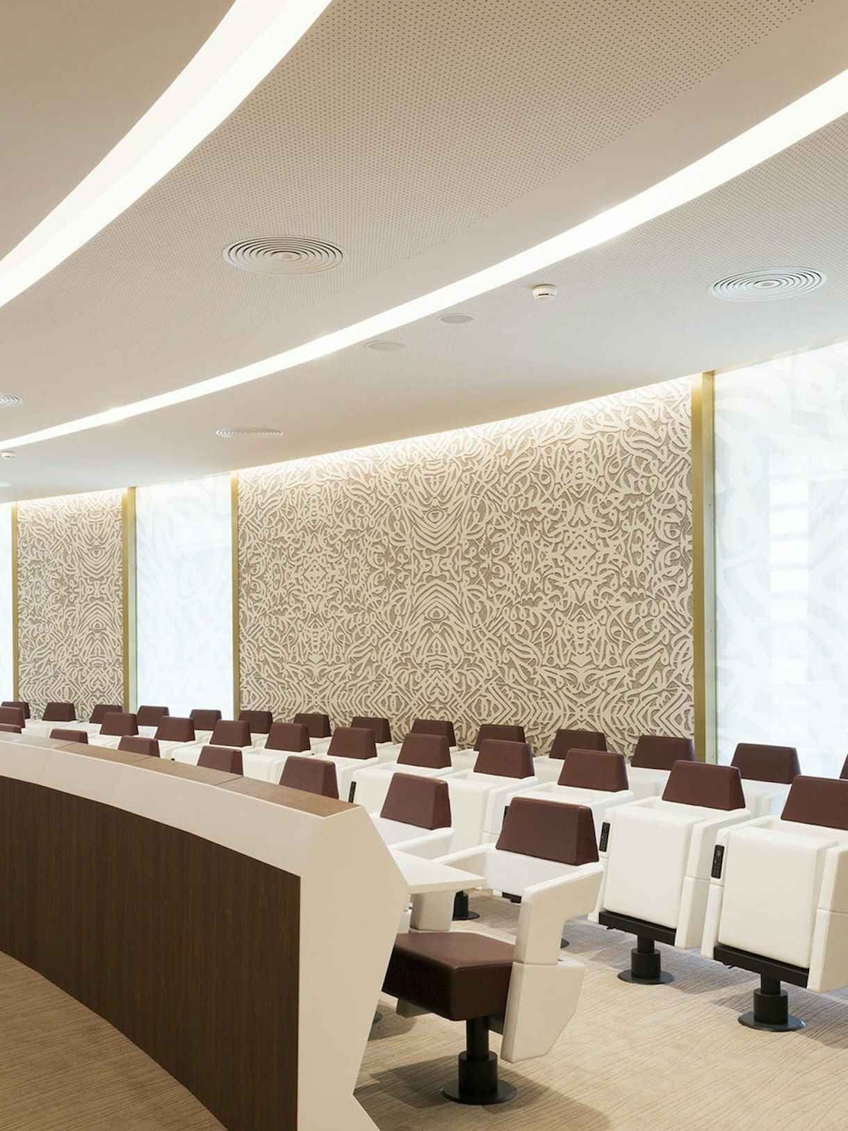 special-united-nation-conference-room-flos-08