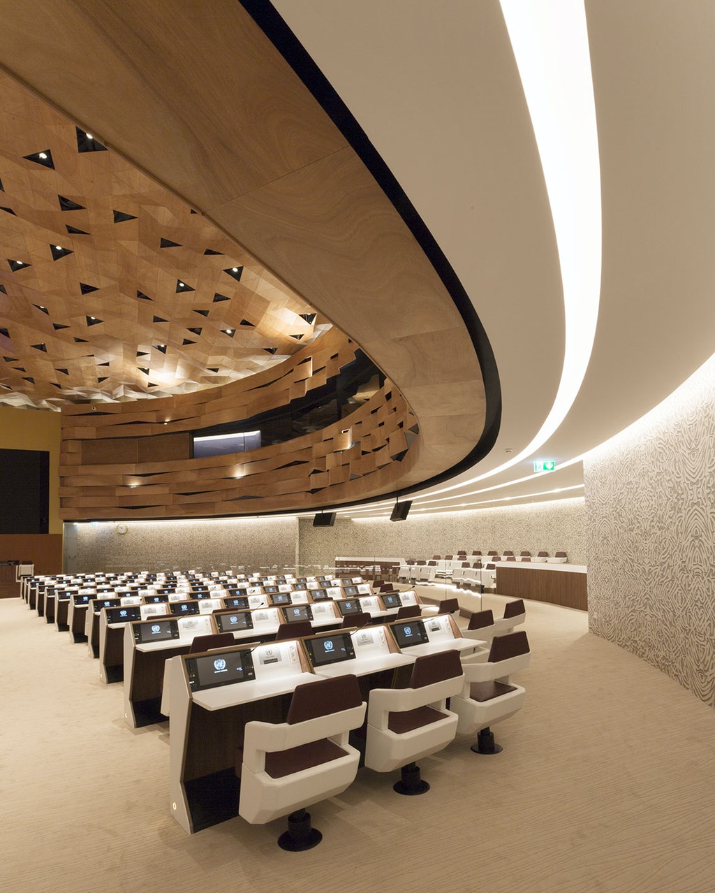 special-united-nation-conference-room-flos-09