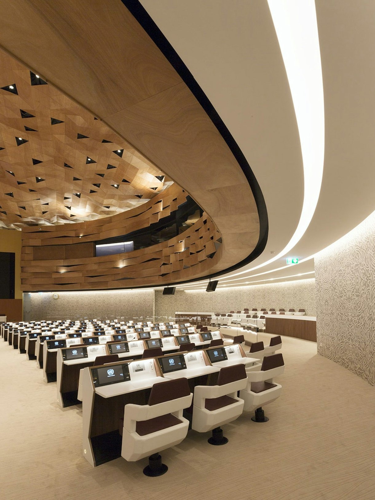 special-united-nation-conference-room-flos-09