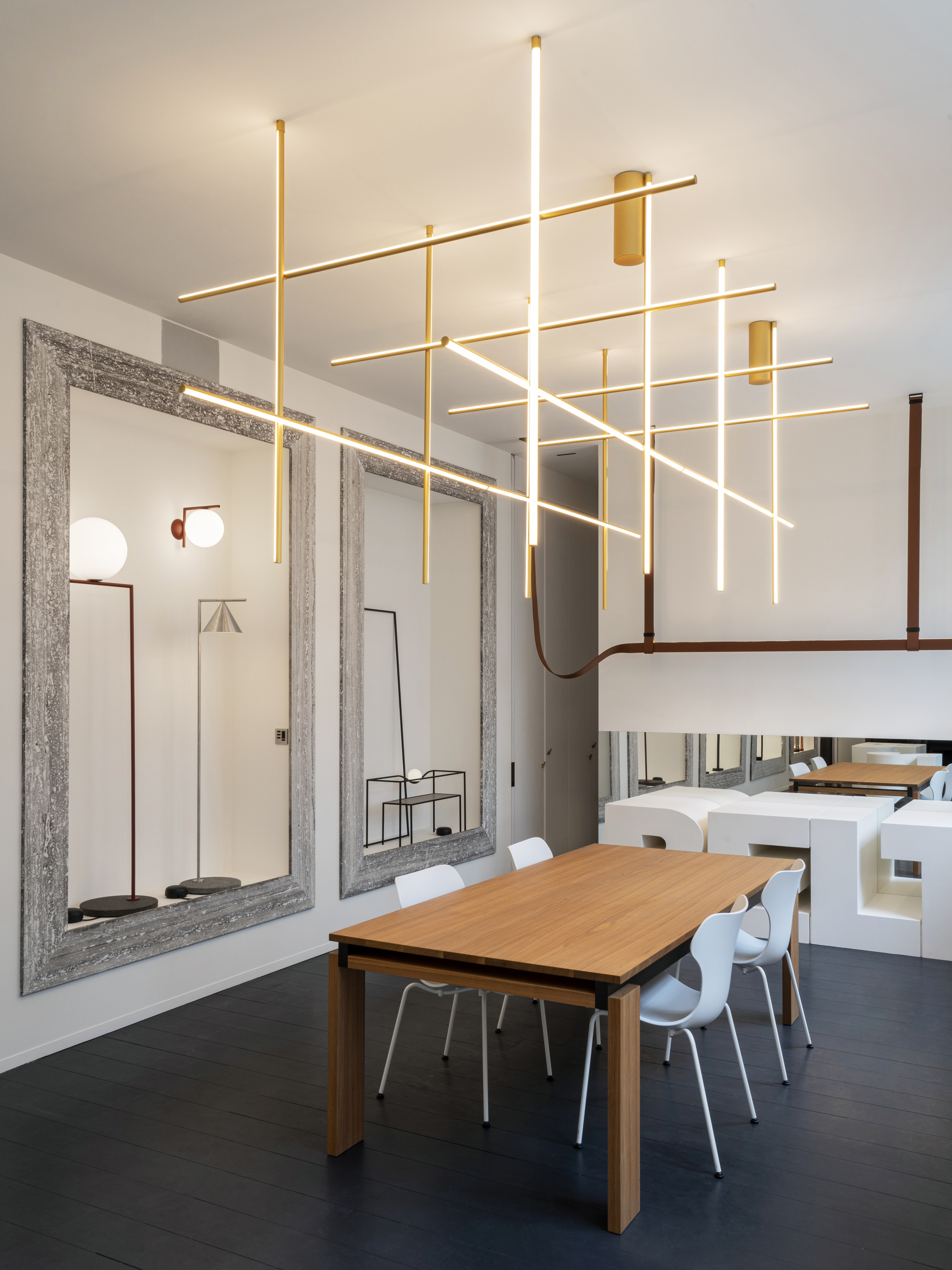 Paris Showroom - staggered double img dx