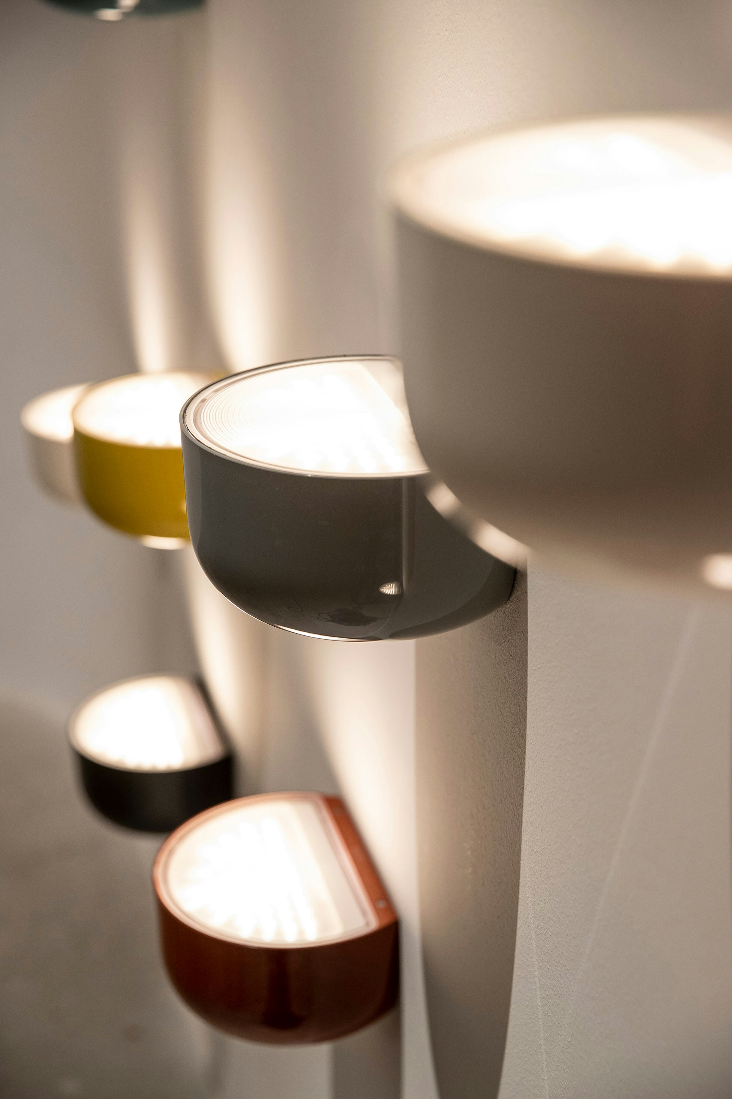 stories-Bellhop-wall-up-flos_03