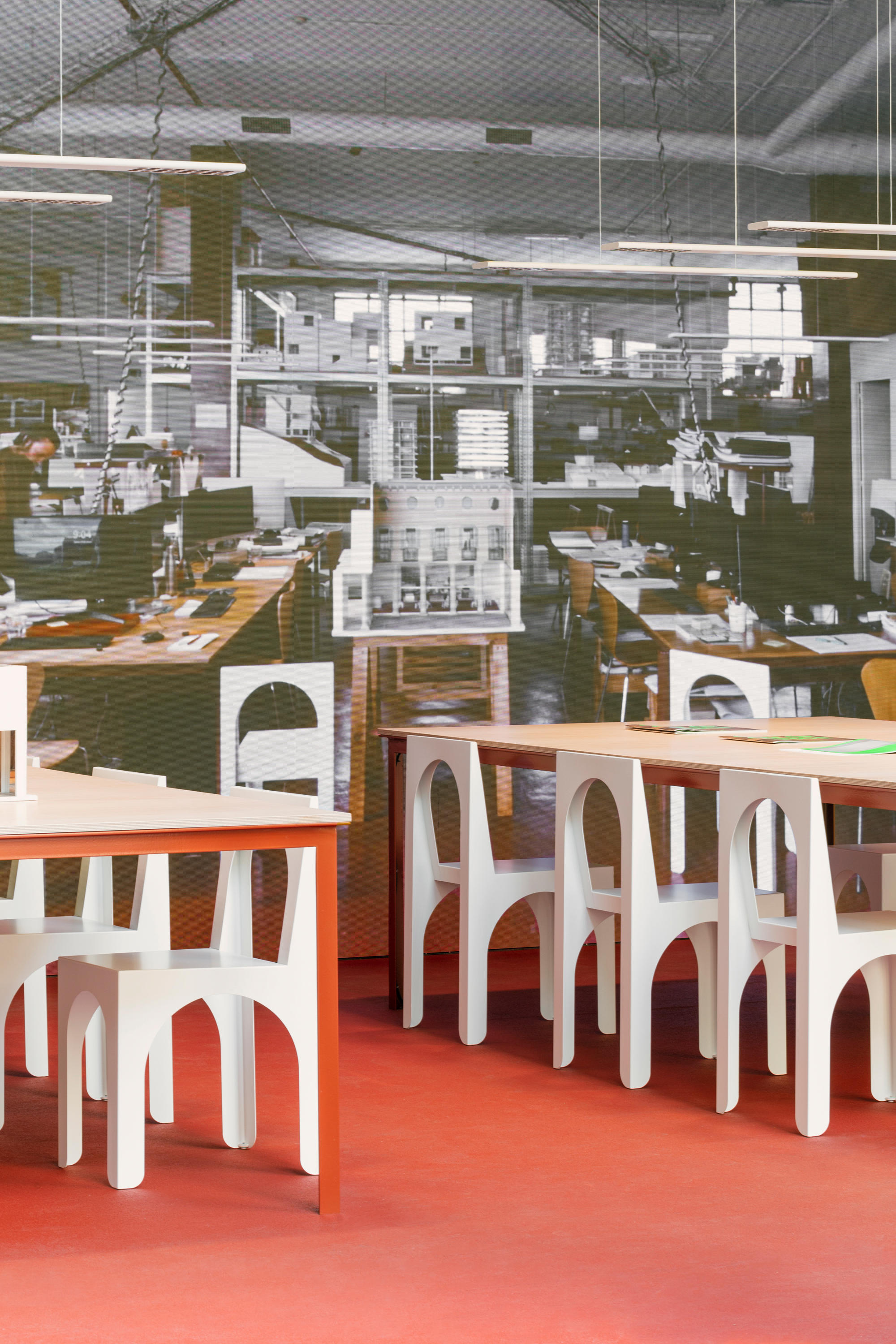 stories-Experiences_2_Out_Of-Office-flos-04