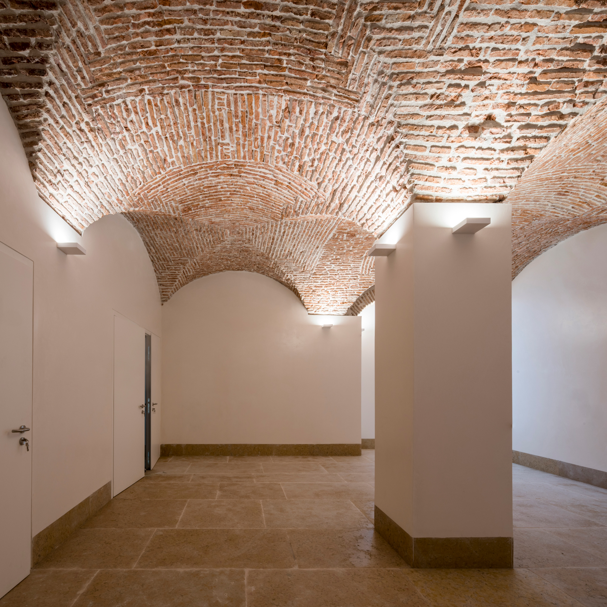 stories-fort-knox-wall-philippe-starck-flos-00B